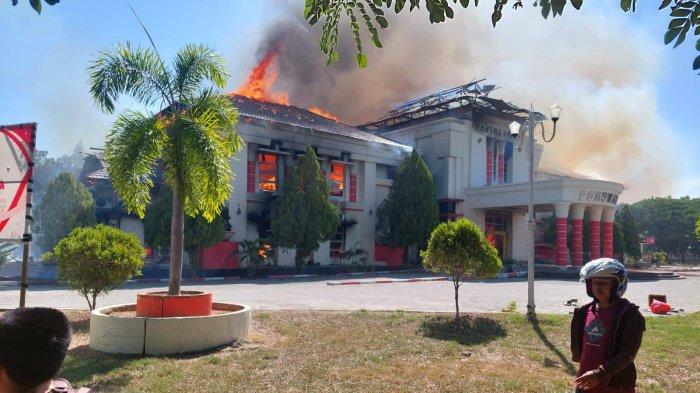 Masyarakat saksikan Kantor Bupati Pohuwato terbakar, Kamis (21/9/2023). FOTO MuhamadHalid