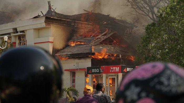 Warga merekam Kantor Bupati Pohuwato yang makin dilalap api, Kamis (21/9/2023). FOTO MuhammadHalid