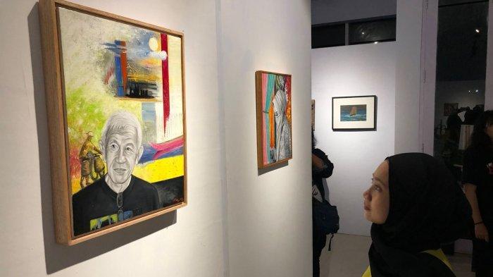 Seorang pengunjung melihat dengan jeli lukisan wajah Riden Baruadi pada pembukaan pameran bertajuk 