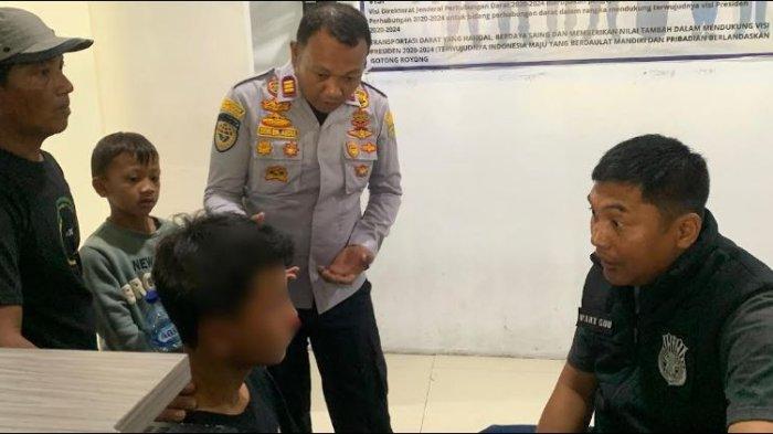 AD, penumpang KMP Moinit, saat dimintai keterangan oleh pihak kepolisian, Rabu (8/1/2025).