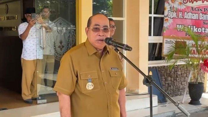 ASN KOTA GORONTALO : Wali Kota Gorontalo, Adhan Dambea saat memberikan sambutan pada apel perdana di Kantor Wali Kota Gorontalo, Selasa (4/3/2025). Adhan beri dispensasi jam masuk kantor bagi pegawai.