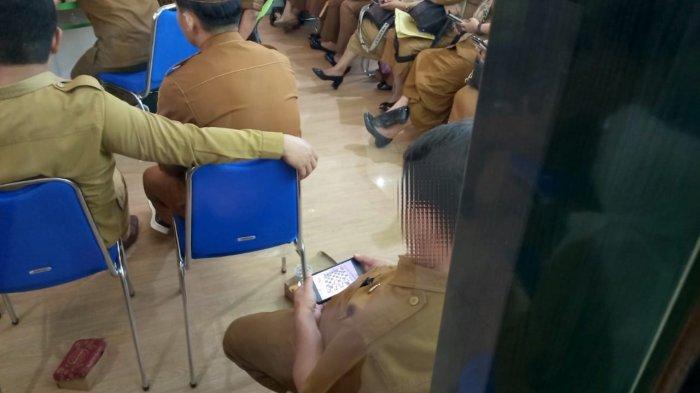 MAIN HP - Potret ASN bermain catur online saat rapat bersama Bupati Gorontalo di Ruang Dulohupa Kantor Bupati Gorontalo, Selasa (22/4/2025).