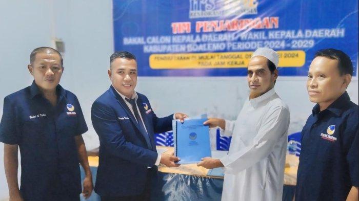 Abdul Gawi Djafar (kanan) saat mendaftar di Nasdem Boalemo, Gorontalo.