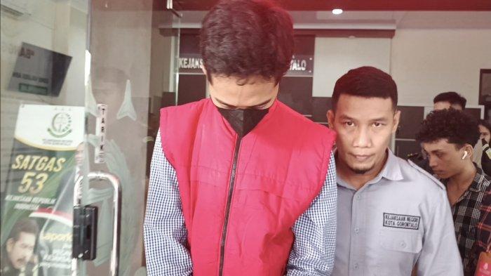 TERSANGKA KORUPSI - Abubakar Abimanyu resmi ditetapkan sebagai tersangka kasus korupsi revitalisasi kawasan Kota Tua di Kota Gorontalo. Abubakar akan ditahan di Lapas Kota Gorontalo selama 20 hari sejak menjadi tersangka.