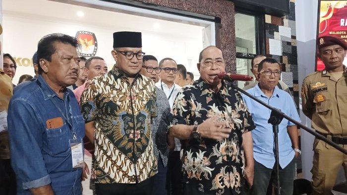 WALI KOTA GORONTALO - Adhan Dambea dan Indra Gobel saat memberikan sambutan usai Rapat Pleno Terbuka Penetapan Pasangan Calon Wali Kota dan Wakil Wali Kota Gorontalo Hasil Pemilihan Tahun 2024, Rabu (5/2/2025) malam. Adhan mengajak semua pihak, termasuk lawan politiknya untuk sama-sama membangun Kota Gorontalo.