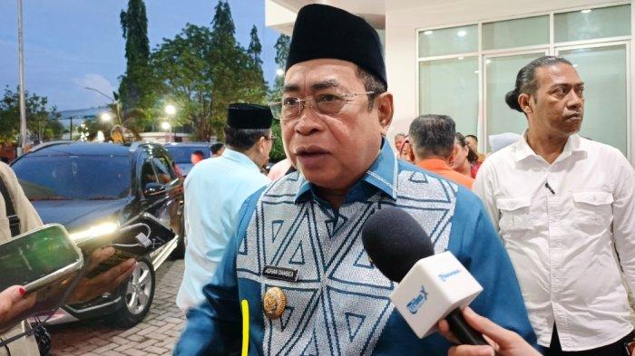 LKPD 2024 -- Wali Kota Gorontalo Adhan Dambea saat diwawancarai media di depan kantor BPK Provinsi Gorontalo, Senin (19/5/2025). Adhan Dambea menyatakan pendapatnya perihal opini WTP dari BPK untuk pemerintah daerah.