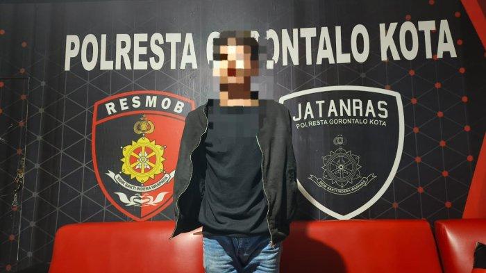 Agil alias FL (27) diringkus Polresta Gorontalo Kota usai menusuk karyawan Rumah Makan Mbak Ayux's, Jumat (6/12/2024).