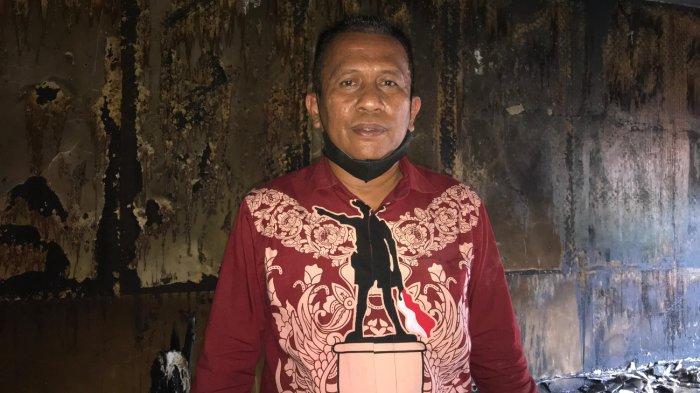 SEKOLAH TERBAKAR -- Alfian Mitali, guru MTS Negeri 1 Kota Gorontalo saat ditemui TribunGorontalo.com, Rabu (4/5/2025). Alfian menjadi orang pertama yang bertindak memadamkan api di saat banyak orang dilanda kepanikan akibat kebakaran ruang studio multimedia di sekolahnya. (Sumber Foto: TribunGorontalo.com/Jefri Potabuga)