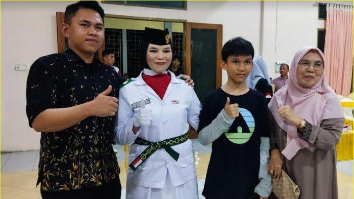 Alisha Yulyana Dai berfoto bersama keluarga saat pengukuhan anggota Paskibraka Kabupaten Boalemo