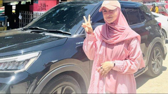 Ana Supriyana Abdul Hamid melempar senyuman kepada warga seusai kampanye dialogis