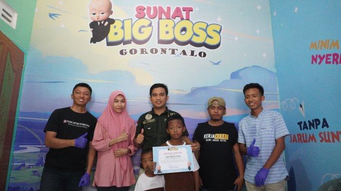 Anak-anak Desa Duano ikut program sunat massal gratis di Clinic Alena Center, Minggu (6/8/2023).
