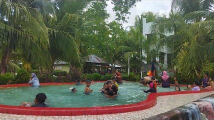 Anak-anak berenang riang di wisata Cibutu, Kabupaten Bone Bolango pada Minggu (17/11/2024) pagi. 