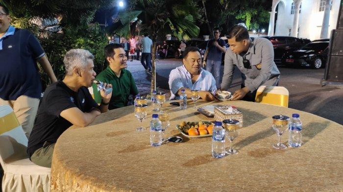 Anggota DPR RI, Rachmat Gobel saat menghadiri jamuan makan malam peserta Gorontalo Half Marathon 2024 di halaman rumah dinas Gubernur Gorontalo pada Sabtu 26 Oktober 2024 malam