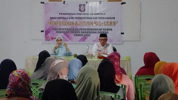 Anggota DPRD Gorontalo Awaluddin Pauweni saat meninjau pemberian bantuan UMKM bagi Penggiat UMKM di Kecamatan Batudaa Kabupaten Gorontalo/humas