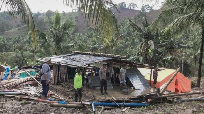 Aparat meninjau bencana alam angin puting beliung terjadi di Desa Ulobua, Kecamatan Tibawa Kabupaten Gorontalo, Selasa (18/11/2024).