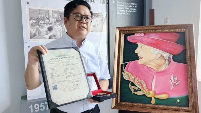 ARTEFAK DI MUSEUM - Momen cucu Nani Wartabone, Arisman Wartabone memperkenalkan lukisan dan bros yang merupakan artefak dunia yang pernah ditemukan di Provinsi Gorontalo. (Sumber Foto: TribunGorontalo.com/Arianto Panambang)