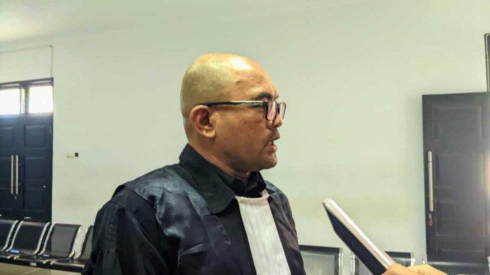 KANAL TANGGIDAA - Arman Bobiu, Kuasa hukum Romen Lantu saat diwawancarai wartawan seusai sidang perdana kasus dugaan korupsi proyek kanal Tanggidaa di Pengadilan Negeri Gorontal, Rabu (14/5/2025). Arman mempertanyakan kerugian negara atas proyek kanal Tanggidaa.