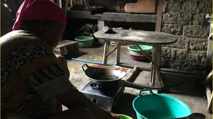 Asni Noho penjual kue cucur di Pasar Kamis, Tapa, Kabupaten Bone Bolango, Gorontalo