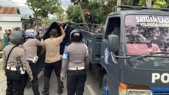 Atap truk Satlantas Polresta Gorontalo Kota terlepas di Jl Pangeran Hidayat I, Kelurahan Dulalowo Timur, Kecamatan Kota Tengah Kota Gorontalo, Provinsi Gorontalo Selasa (21/5/2024) sekira pukul 16:45 Wita.