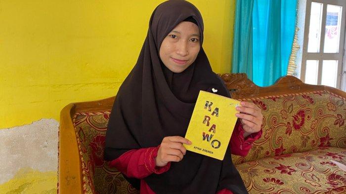 Atika Zakaria (22), lulusan terbaik di Universitas Negeri Gorontalo yang kini mengembangkan UMKM berbasis kerajinan lokal khas Gorontalo karawo.