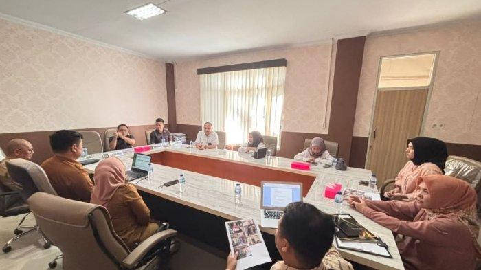 Ayu Lestari, pihak BRI Unit Kota Utara dan Dukcapil saat pertemuan bersama DPRD Provinsi Gorontalo, Selasa (31/12/2024).