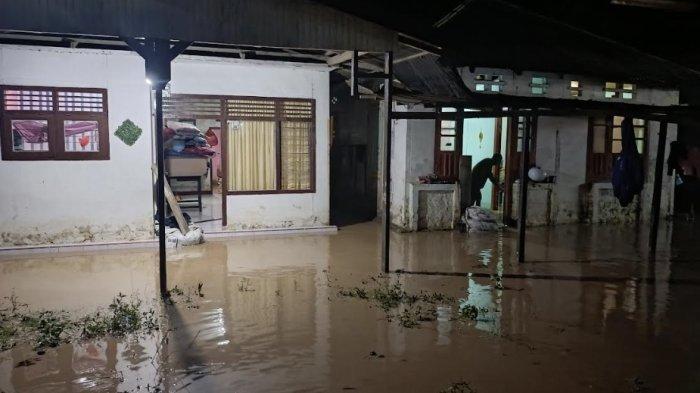 BANJIR TALUMOLO - Warga Talumolo, Kota Gorontalo, Yusuf bercerita sudah 20 tahun bersahabat dengan banjir sejak 2005. Foto (TribunGorontalo.com/Arianto Panambang).