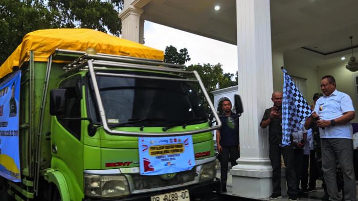 BANTUAN PANGAN : Gubernur Gorontalo, Gusnar Ismail melepas transporter pengangkut bantuan pangan beras, Rabu (16/7/2025). Total ada 2.325 Ton Bantuan Beras untuk 116.276 KK.