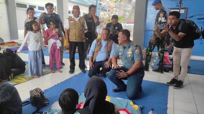 PERINGATAN TSUNAMI -- Kepala BPBD Provinsi Gorontalo, Bambang Tri Handoko saat meninjau lokasi pengungsian di Mako Lanal Gorontalo pada Rabu (30/7/2025). BPBD menerapkan protokol waktu rawan.
