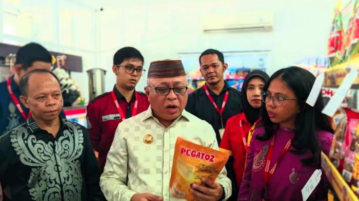 BUPATI DI ALFAMART - Bupati Gorontalo, Sofyan Puhi saat melihat langsung