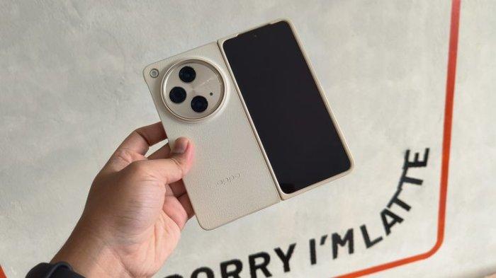 Bagian belakang Oppo Find N3 ketika dibentangkan. Di sisi ini terdapat kamera belakang yang mengadopsi bentuk melingkar yang sama seperti ponsel flagship Oppo Find X6 Pro. Di dalam modul ini, terdapat tiga kamera yang meliputi kamera utama 48 MP (Sony LYTIA-T808, f/1.7), kamera ultrawide 48 MP (f/2.2, bidang pandang 114 derajat), dan kamera telefoto 64 MP (f/2.6, 3x optical zoom).