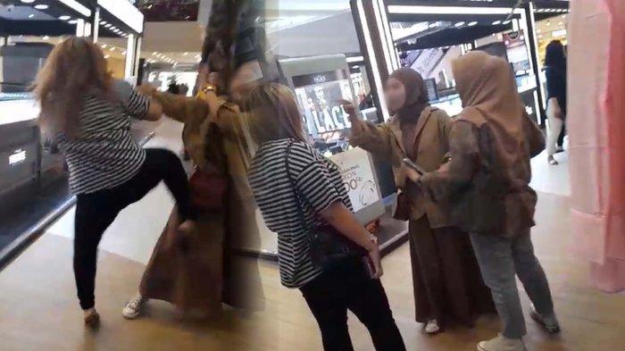 Baku hantam ibu-ibu di Citimall Gorontalo, Jumat (22/12/2023).