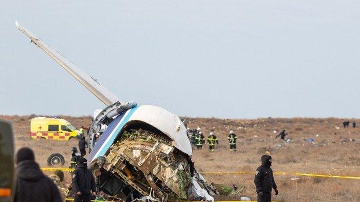 Bangkai pesawat Azerbaijan Airlines yang jatuh di dekat Kota Aktau, Kazakhstan, Rabu (25/12/2024). Pesawat diduga jatuh akibat tembakan Rusia