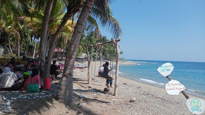 Garis Pantai Batu Tembaga Park, Desa Tambo'o, Kecamatan Bone Pantai, Minggu (8/10/2023). FOTO: Herjianto Tangahu