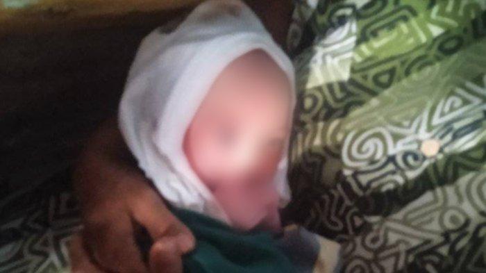 FOTO BAYI - Bayi baru lahir ditemukan di Gorontalo Outer Ring Road (GORR), tepatnya di Desa Ombulo, Limboto Barat, Kabupaten Gorontalo, Sabtu (15/2/2025). Saat ini bayi tersebut berada di bidan desa, ditangani dengan tepat.