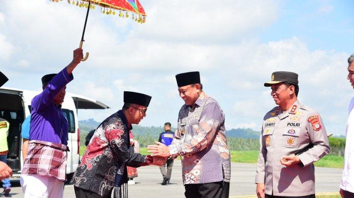 MENTERI KE GORONTALO -- Menteri Pendidikan Tinggi Sains dan Teknologi Republik Indonesia, Brian Yuliarto saat tiba di Bandara Lama Djalaluddin, Sabtu (3/4/2025).