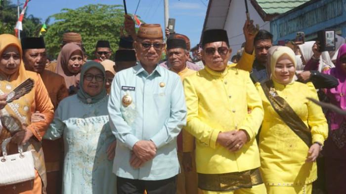 Bupati Gorontalo Ismet Mile dalam Adat Mopotilolo bxb