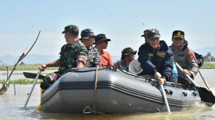 Bupati Gorontalo Nelson Pomalingo dan jajaran Forkopimda menyambangi kawasan yang terdendam banjir di Kecamatan Telaga Jaya, Kabupaten Gorontalo, Minggu (14/7/2024).