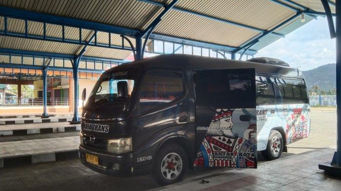 Bus di terminal Dungingi Kota Gorontalo