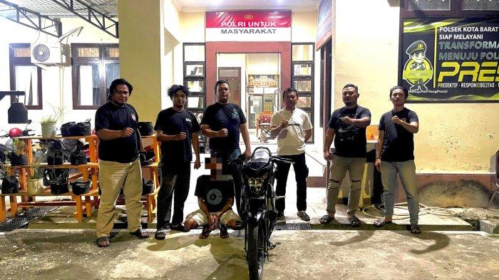 CURANMOR - Tersangka pencurian motor di Kecamatan Kota Barat berhasil diamankan oleh Polresta Gorontalo, Jumat (27/6/2025). Modus pelaku meminjam motor, gandakan kunci lalu mengadaikan motor tersebut. Foto (Polresta Gorontalo Kota