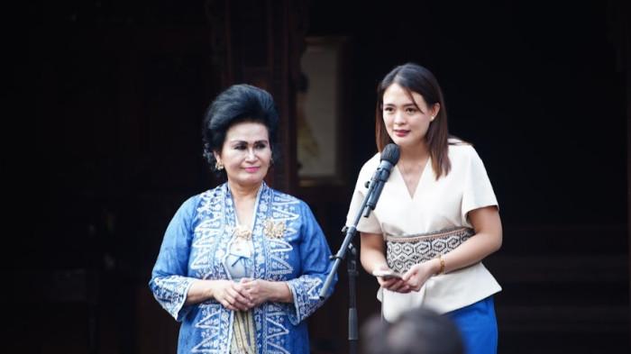 PAMERAN - Corporate Comunication Director KG Glory Oyong saat memberikan sambutan  dalam Pameran Seni Rupa “AKU INDONESIA #2: Menjelajah Dunia Warna dan Rupa” di Bentara Budaya Jakarta pada 23 Juli - 2 Agustus 2025.