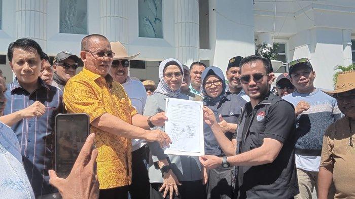 DEMO PENAMBANG - Moment saat DPRD Provinsi Gorontalo dan para penambang rakyat usai menandatangani nota kesepahaman, Rabu (14/5/2025). DPRD Provinsi Gorontalo akan mengundang pihak terkait termasuk GM. Foto (Arianto Panambang).