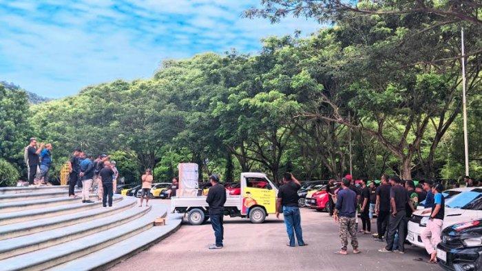 DEMONSTRASI : Puluhan driver menggelar aksi demonstrasi di depan Kantor DPRD Provinsi Gorontalo, Rabu (9/7/2025).