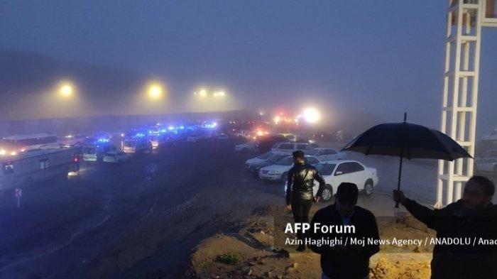 Dalam foto yang disediakan oleh MojNews pada 19 Mei 2024 ini, tim penyelamat berkumpul sebelum menuju lokasi 