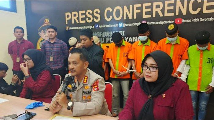 KONFERENSI PERS - Kabid Humas Polda Gorontalo, Desmont Harjendro, saat memberikan keterangan dalam konferensi pers kekerasan seksual anak di bawah umur di Mapolda Gorontalo, Kamis (30/1/2025).