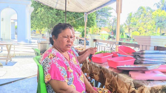KELUHAN PEDAGANG - Dewi Ali pedagang Taruna Remaja Food Court. Dewi Ali mengeluhkan sepinya pengunjung di Taruna Remaja Food Court. (Sumber Foto: TribunGorontalo.com/Herjianto Tangahu)