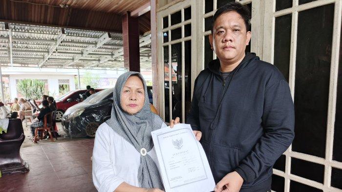 LAPOR POLISI - Dewi Purnama Sari dan Kuasa Hukumnya Usman Mobonggi menunjukkan sertifikat dari Badan Pertahanan Nasional. Pihak tergugat kini melaporkan pemohon atas tuduhan pengrusakan rumah.