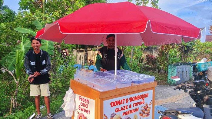 KISAH INSPIRATIF - Diki (29), pemuda asal Kota Gorontalo, menunjukkan donat buatannya yang kini jadi sumber penghasilan utama. Usaha yang awalnya iseng ini kini menghasilkan hingga Rp500 ribu per hari.