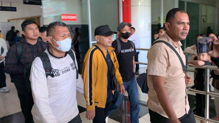 TERSANGKA DIJEMPUT PAKSA - Potret tersangka kasus Jalan Nani Wartabone (pria berjaket kuning) saat dijemput Penyidik Tipidkor Ditreskrimsus Gorontalo di Bandara Djalaluddin Gorontalo. Pria berinisial DJ diketahui merupakan Direktur PT Mahardika Permata Mandiri.