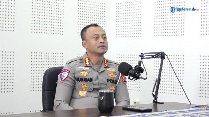 PROFIL POLISI - Dirlantas Polda Gorontalo Kombes Pol Lukman Cahyono saat diundang dalam program Tribun Podcast di studio TribunGorontalo.com, Senin (26/5/2025). (Sumber Foto: TribunGorontalo.com).