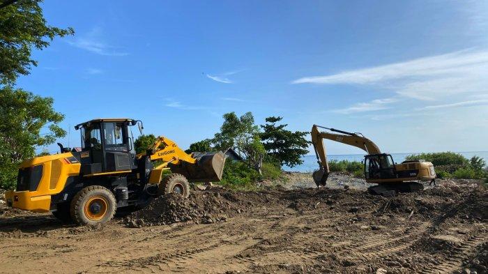 Dua alat berat bersihkan lumpur yang mengeras pasca banjir di pesisir Bone Bolango, Gorontalo.